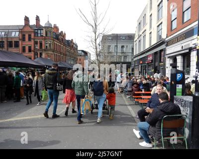 MANCHESTER. GREATER MANCHESTER. ENGLAND. 04-10-22. Der Stevenson Square, ein Markt für Kunsthandwerk und Hersteller, befindet sich derzeit in Fußgängerzonen des Platzes Stockfoto