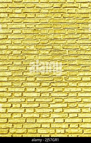 Vertikales Bild einer goldmetallischen Ziegelwand für einen abstrakten Hintergrund Stockfoto