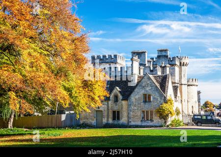 Wunderschöne Herbstfarben im Cirencester Park auf dem Bathhurst Estate in Gloucestershire und Teil der Cecily Hill Barracks (Cirencester Castle). Stockfoto