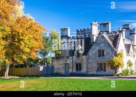 Wunderschöne Herbstfarben im Cirencester Park auf dem Bathhurst Estate in Gloucestershire und Teil der Cecily Hill Barracks (Cirencester Castle). Stockfoto