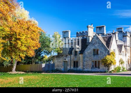 Wunderschöne Herbstfarben im Cirencester Park auf dem Bathhurst Estate in Gloucestershire und Teil der Cecily Hill Barracks (Cirencester Castle). Stockfoto