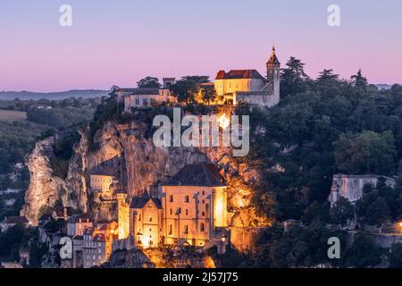 Zufluchtsort von Rocamadour auf der 2.. Etage, Basilika Saint-Sauveur im späten romanischen Stil mit Blick auf die Klippen und den Bischofspalast oben. Lot, Frankreich Stockfoto