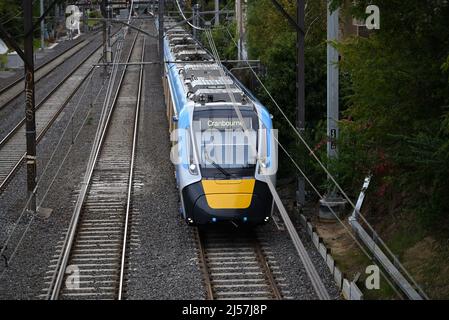 Cranbourne Bound Metro fährt HCMT, mit Wassertropfen auf dem Fenster, von einer Position über der Eisenbahnlinie aus gesehen, während es durch das Innere von Melbourne fährt Stockfoto