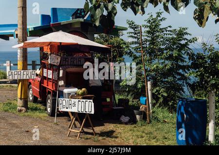 Blick auf einen Stallladen, der Getränke in der Nähe des Strandes verkauft. Stockfoto