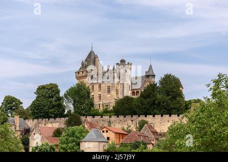 Schloss Chateau de Montfort ist ein imposantes Monument, das Elemente mittelalterlicher und Renaissance-Architektur kombiniert. Vitrac commune, Dordogne, Frankreich Stockfoto