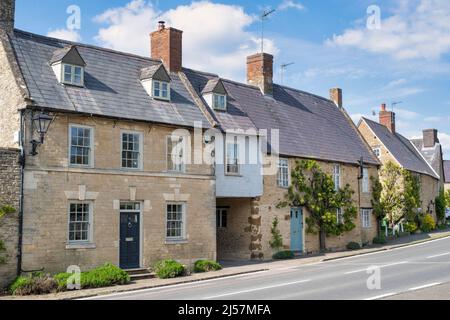 Ferienhäuser im Frühling in Aynho, Northhampton, England Stockfoto