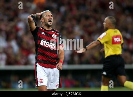 RIO DE JANEIRO, BRASILIEN - 20. APRIL: Der Giorgian De Arrascaeta von Flamengo reagiert während des Spiels zwischen Flamengo und Palmeiras im Rahmen der Brasileirao Series A 2022 im Maracana Stadium am 20. April 2022 in Rio de Janeiro, Brasilien. (Foto von MB Media ) Stockfoto