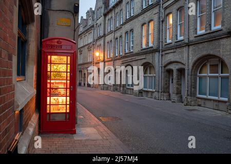 The Story Mouseum (Kunstinstallation) alte rote Telefonbox vor dem Story Museum am frühen Morgen. Pembroke Street, Oxford, England Stockfoto