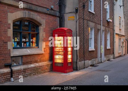 The Story Mouseum (Kunstinstallation) alte rote Telefonbox vor dem Story Museum am frühen Morgen. Pembroke Street, Oxford, England Stockfoto