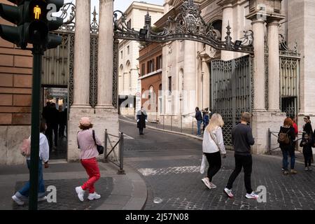 Staat der Vatikanstadt, Heiliger Stuhl, 2022-04-15. Osterzeremonie auf dem Petersplatz in Anwesenheit von Papst Franziskus. Foto von Martin Bertrand. Eat Stockfoto