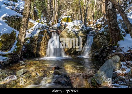 Bach zu den Kaledonia Wasserfällen im Troodos-Gebirge, Zypern, Europa | Caledonia Wasserfälle River Stream, Troodos Mountains, Zypern, Europa Stockfoto