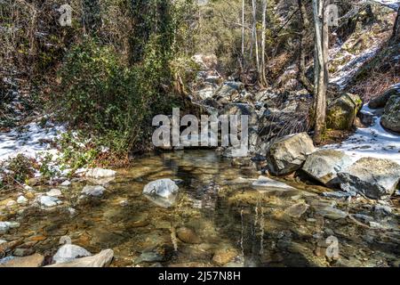 Winterlicher Bach zu den Wasserfällen im Troodos-Gebirge, Zypern, Europa | Wasserfälle Flusslauf im Winter, Troodos-Gebirge, Zypern, Europa Stockfoto