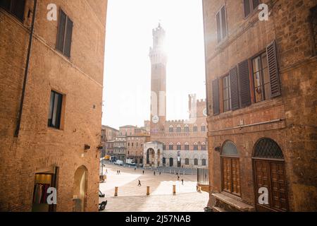Piazza del Campo, Palazzo Pubblico, Torre del Mangia (Campo Platz, Rathaus, Mangia Turm in Siena, Toskana, Italien. Wahrzeichen und Architektur Stockfoto