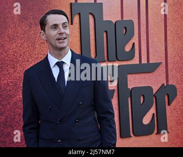 Los Angeles, Usa. 21. April 2022. Das Schauspielmitglied Matthew Goode nimmt an der Premiere der neuen Serie „The Offer“ des biografischen Dramas Paramount in den Paramount Studios in Los Angles am Mittwoch, den 20. April 2022 Teil. Storyline: Der Oscar-prämierte Produzent Albert S. Ruddy hat seine nie zuvor offenbarten Erfahrungen mit der Entstehung von 'The Godfather' (1972) gemacht. Foto von Jim Ruymen/UPI Credit: UPI/Alamy Live News Stockfoto