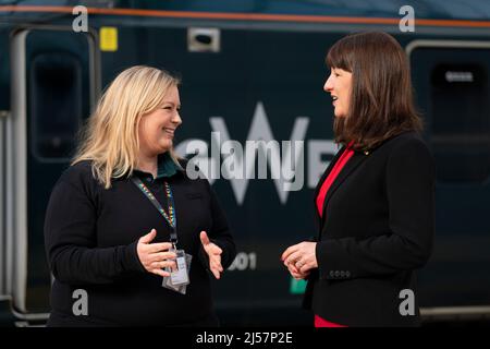 Die Schattenkanzlerin Rachel Reeves trifft Kerry Cassidy, eine Zugfahrerin der Great Western Railway, um im Londoner Bahnhof Paddington zu diskutieren, wie wichtig eine vielfältige Belegschaft in der Bahnindustrie ist und wie wichtig der öffentliche Verkehr für die Bekämpfung des Klimawandels ist. Bilddatum: Donnerstag, 21. April 2022. Stockfoto