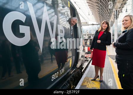 Die Schattenkanzlerin Rachel Reeves trifft Kerry Cassidy, eine Zugfahrerin der Great Western Railway, um im Londoner Bahnhof Paddington zu diskutieren, wie wichtig eine vielfältige Belegschaft in der Bahnindustrie ist und wie wichtig der öffentliche Verkehr für die Bekämpfung des Klimawandels ist. Bilddatum: Donnerstag, 21. April 2022. Stockfoto