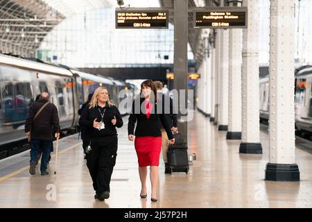 Die Schattenkanzlerin Rachel Reeves trifft Kerry Cassidy, eine Zugfahrerin der Great Western Railway, um im Londoner Bahnhof Paddington zu diskutieren, wie wichtig eine vielfältige Belegschaft in der Bahnindustrie ist und wie wichtig der öffentliche Verkehr für die Bekämpfung des Klimawandels ist. Bilddatum: Donnerstag, 21. April 2022. Stockfoto