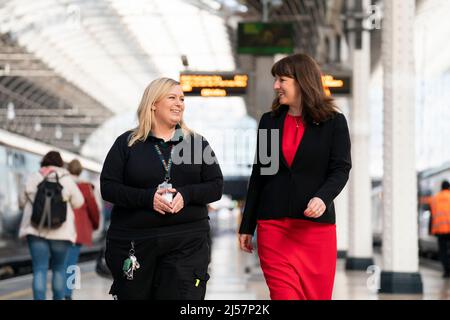 Die Schattenkanzlerin Rachel Reeves trifft Kerry Cassidy, eine Zugfahrerin der Great Western Railway, um im Londoner Bahnhof Paddington zu diskutieren, wie wichtig eine vielfältige Belegschaft in der Bahnindustrie ist und wie wichtig der öffentliche Verkehr für die Bekämpfung des Klimawandels ist. Bilddatum: Donnerstag, 21. April 2022. Stockfoto