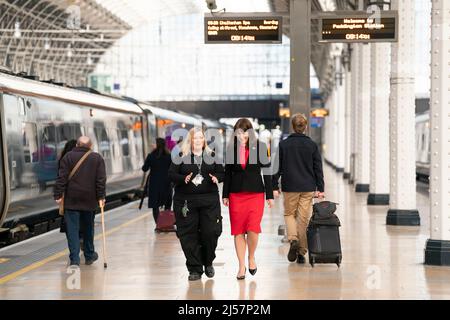 Die Schattenkanzlerin Rachel Reeves trifft Kerry Cassidy, eine Zugfahrerin der Great Western Railway, um im Londoner Bahnhof Paddington zu diskutieren, wie wichtig eine vielfältige Belegschaft in der Bahnindustrie ist und wie wichtig der öffentliche Verkehr für die Bekämpfung des Klimawandels ist. Bilddatum: Donnerstag, 21. April 2022. Stockfoto