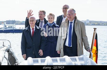 Kiel, Deutschland. 21. April 2022. Peter Tschentscher (SPD, l-r), Hamburgs erster Bürgermeister Daniel Günther (CDU, l-r), Die Ministerpräsidentin Schleswig-Holsteins, Manuela Schwesig (SPD), die Ministerpräsidentin Mecklenburg-Vorpommerns, der Bremer Bürgermeister Andreas Bovenschulte (SPD) und der niedersächsische Ministerpräsident Stefan weil (SPD), stehen auf einem Schiff des Marinekommandos. Die Themen auf der Konferenz der norddeutschen Regierungschefs sind die Zusammenarbeit in der maritimen Wirtschaft und erneuerbare Energien. Quelle: Axel Heimken/dpa/Alamy Live News Stockfoto