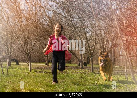 Mädchen, Kind Sommer Sonniger Tag zu Fuß auf einer grünen Wiese Stockfoto