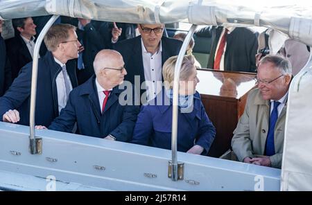 Kiel, Deutschland. 21. April 2022. Daniel Günther (CDU, l-r), Schleswig-Holsteins Ministerpräsident, Peter Tschentscher (SPD), Hamburgs erster Bürgermeister, Andreas Bovenschulte (SPD), Bremens Bürgermeisterin, Manuela Schwesig (SPD), Mecklenburg-Vorpommerns Ministerpräsidentin, und Stefan weil (SPD), Niedersachsens Ministerpräsident, stehen auf einem Schiff des Marinekommandos. Die Themen auf der Konferenz der norddeutschen Regierungschefs sind die Zusammenarbeit in der maritimen Wirtschaft und erneuerbare Energien. Quelle: Axel Heimken/dpa/Alamy Live News Stockfoto