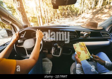 Multirassische ältere Frauen mit Spaß auf der Straße in Wohnmobil - Fokus auf Hände halten Buch Karte Stockfoto