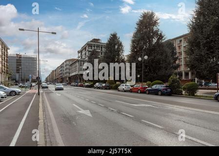 Cuneo, Piemont, Italien - 11. April 2022: Piazza Europa mit Blick auf den Corso Nizza Stockfoto