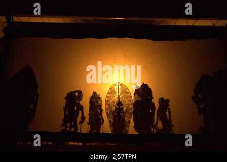 Schattenpuppentheater im Oka Kartini in Ubud, Gianyar, Bali, Indonesien. Stockfoto