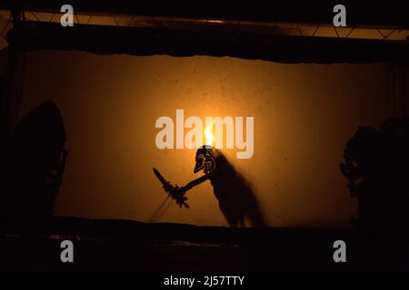 Schattenpuppentheater im Oka Kartini in Ubud, Gianyar, Bali, Indonesien. Stockfoto