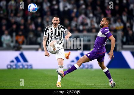 Turin, Italien. 20. April 2022. Leonardo Bonucci vom FC Juventus wird während des Halbfinalspiels zwischen dem FC Juventus und dem FC ACF Fiorentina von Arthur Cabral von ACF Fiorentina in der zweiten Etappe von Coppa Italia herausgefordert. Kredit: Nicolò Campo/Alamy Live Nachrichten Stockfoto