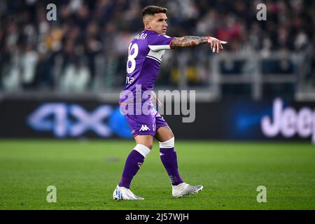 Turin, Italien. 20. April 2022. Lucas Torreira von ACF Fiorentina zeigt sich beim Halbfinale des Fußballspiels zwischen Juventus FC und ACF Fiorentina in Coppa Italia. Kredit: Nicolò Campo/Alamy Live Nachrichten Stockfoto