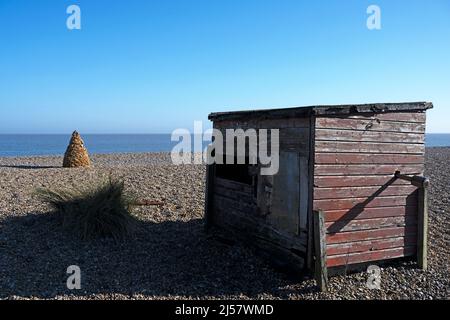 North Sea Sentinel ist ein traditioneller Kahn, der von Henry Fletcher aus lokal angebautem korallinem Felsgestein erstellt wurde, der durch Küstenerosion freigelegt wurde. Stockfoto