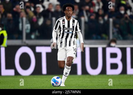 Turin, Italien. 20. April 2022. Juan Cuadrado vom FC Juventus im Einsatz beim Halbfinale des Fußballspiels zwischen dem FC Juventus und ACF Fiorentina in Coppa Italia. Kredit: Nicolò Campo/Alamy Live Nachrichten Stockfoto