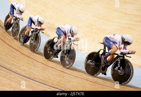 Die Briten Laura Kenny, Neah Evans, Elinor Barker und Katie Archibald waren während des Women's Team Pursuit Qualifying am 1. Tag des Tissot UCI Track Nations Cup 2022 im Sir Chris Hoy Velodrome, Glasgow, im Einsatz. Bilddatum: Donnerstag, 21. April 2022. Stockfoto