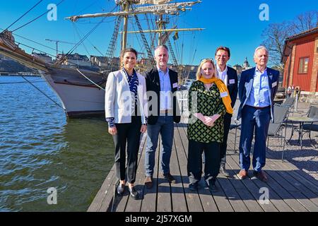 Kronprinzessin Victoria kommt am 21. April 2022 zu einem Ostsee-Seminar, das von Expedition Baltic Sea auf Kastellholmen in Stockholm, Schweden, organisiert wird. Bild: Kronprinzessin Victoria zusammen mit Magnus Breitholtz, ACES, Tina Elwing, dem Baltic Sea Center, anders Mannesten, Expedition Baltic Sea und Thomas Flinck, Vorstandsvorsitzender von Briggen Tre Kronor ab. Foto: Jonas Ekstromer / TT / Code 10030 Stockfoto