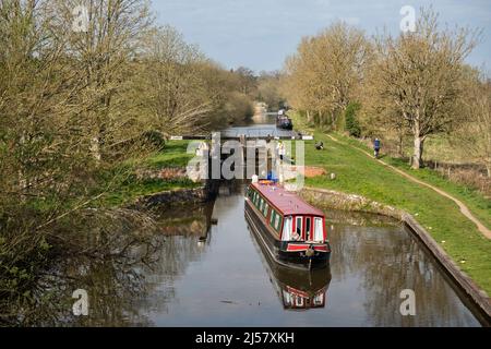 Benham Lock on the Kennet and Avon Canal am Osterwochenende, Marsh Benham, in der Nähe von Newbury, Berkshire, England, Vereinigtes Königreich, Europa Stockfoto