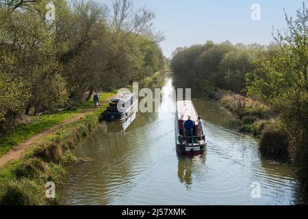 Narrowboat auf dem Kennet- und Avon-Kanal, Marsh Benham, in der Nähe von Newbury, Berkshire, England, Vereinigtes Königreich, Europa Stockfoto