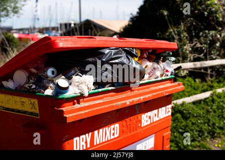 Woodbridge Suffolk UK April 20 2022: Ein öffentlicher Müllcontainer, der mit Recycling überfüllt ist, das nicht gesammelt wurde und ein Problem darstellt Stockfoto