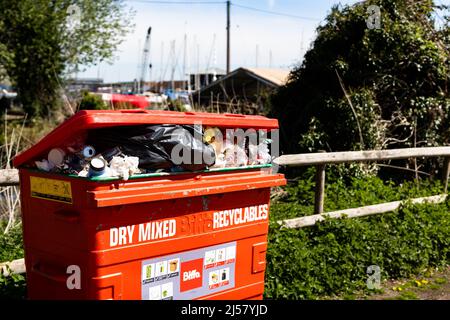 Woodbridge Suffolk UK April 20 2022: Ein öffentlicher Müllcontainer, der mit Recycling überfüllt ist, das nicht gesammelt wurde und ein Problem darstellt Stockfoto