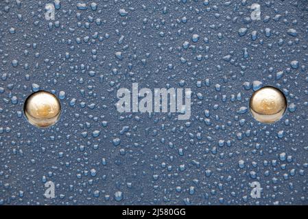 Vollbild eines Wassertropfens auf dunklem Hintergrund. Abstrakte Textur. Platz kopieren, Design. Stockfoto