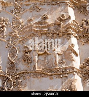 Detailgeschichten von Genese, Erschaffung der Welt, Adam und Eva im Garten Eden, erste Säule, externes Flachrelief der Fassade des berühmten Ca Stockfoto