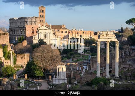 Blick auf das Forum Romanum vom Kapitol aus, mit dem Kolosseum in der Ferne, Rom, Italien. Stockfoto