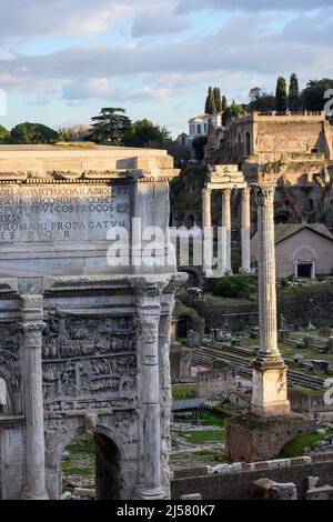 Blick vom Kapitol auf das Forum Romanum mit dem Bogen des Septimius Severus im Vordergrund, Rom, Italien. Stockfoto