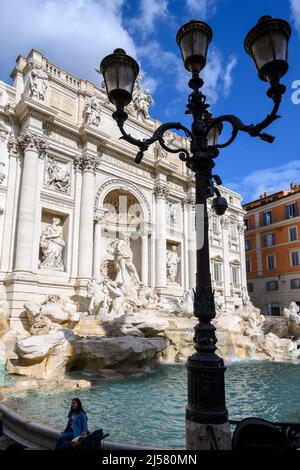 Der Trevi-Brunnen und der Palazzo Poli auf der Piazza di Trevi, eine der beliebtesten Touristenattraktionen in Rom, Latium, Italien. Stockfoto