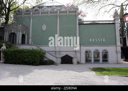 Italien, Venedig, 19. April 2022 : 59. Biennale Venedig in Venedig. Russischer Pavillon geschlossen. Besucher laufen auf einer Pre am geschlossenen Pavillon von Russland vorbei Stockfoto