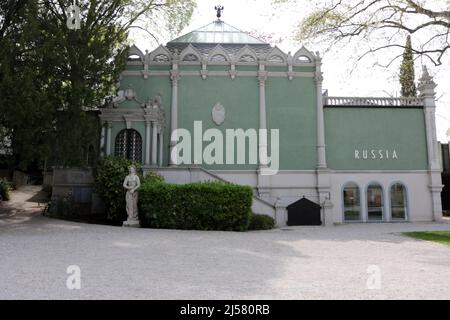 Italien, Venedig, 19. April 2022 : 59. Biennale Venedig in Venedig. Russischer Pavillon geschlossen. Besucher laufen auf einer Pre am geschlossenen Pavillon von Russland vorbei Stockfoto