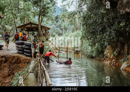 Eine Tour durch die Wasserhöhle in Vang Vieng, Laos Stockfoto