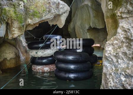 Eine Tour durch die Wasserhöhle in Vang Vieng, Laos Stockfoto