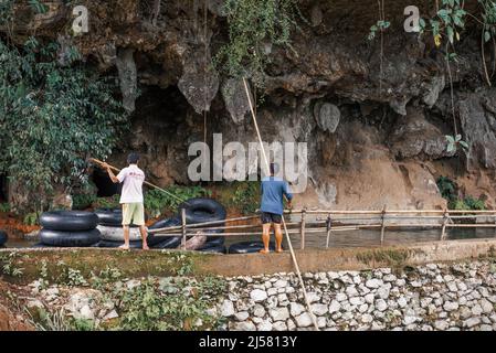 Eine Tour durch die Wasserhöhle in Vang Vieng, Laos Stockfoto